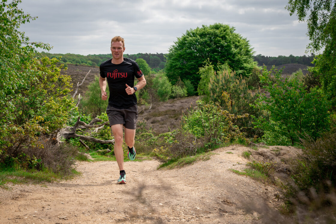 Triatleet Olaf van den Berg aan het hardlopen in een shirt van zijn sponsor Fujitsu - Photo by Ruben Huis in 't Veld